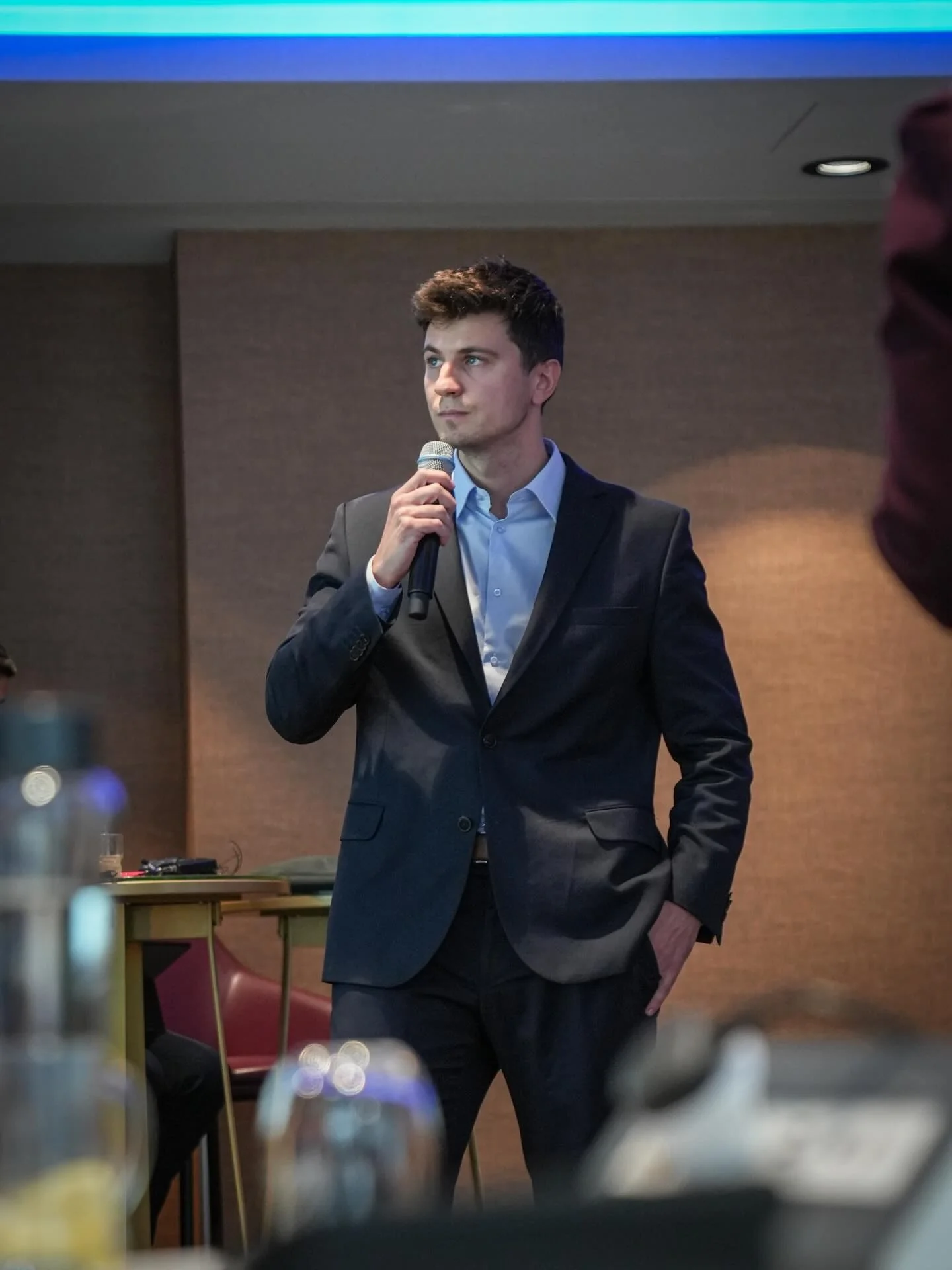 Filip Denys na scenie eventu sprzedażowego