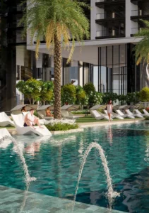 Sobha Central Dubaj – basen w kompleksie